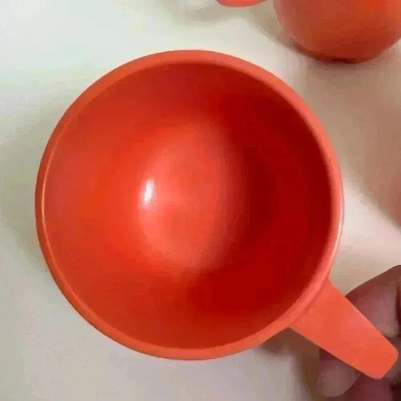 Set of 4 1970 Vanguard by Maplex Melamine coffee or tea mugs in pinky-orange - Picture 4 of 11